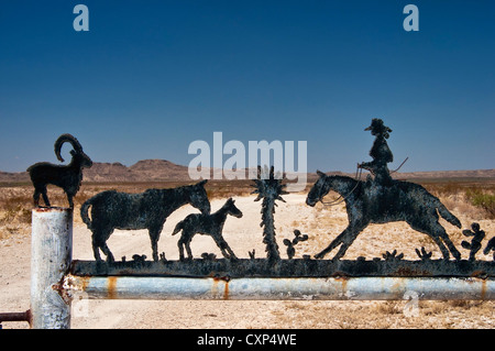 Cowgirl, chevaux au ranch, signe en fer forgé à l'entrée du désert de Chihuahuan près de Alpine, Texas, USA Banque D'Images