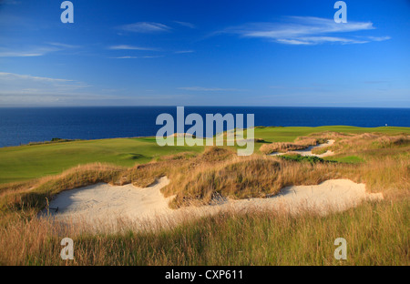 Links golf course avec ciel bleu. Banque D'Images