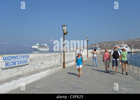 'Bienvenue à Mykonos' signe sur quai, Chora, Mykonos, Cyclades, Mer Égée, Grèce Région Sud Banque D'Images