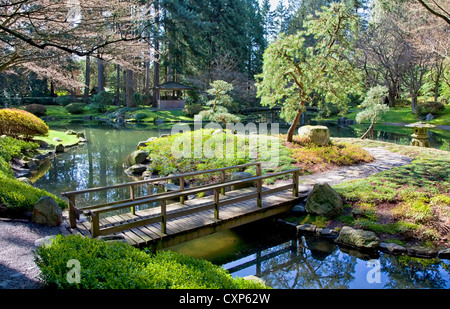 Vue d'un pont de jardin dans un quartier tranquille jardin japonais. Banque D'Images