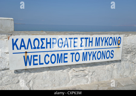 'Bienvenue à Mykonos' signe sur quai, Chora, Mykonos, Cyclades, Mer Égée, Grèce Région Sud Banque D'Images