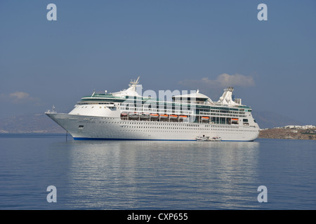 'Royal Caribbean Grandeur of the Seas' bateau de croisière amarré au large de Chora, à Mykonos, Cyclades, Mer Égée, Grèce Région Sud Banque D'Images