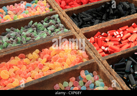 Image en gros plan d'un groupe d'enrobés de sucre bonbons doux et de réglisse pour la vente. Banque D'Images