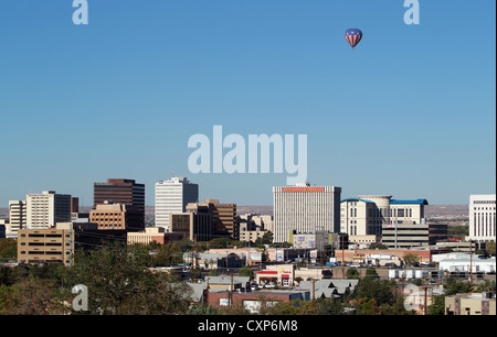 Une montgolfière flotte au-dessus centre-ville d'Albuquerque. Banque D'Images