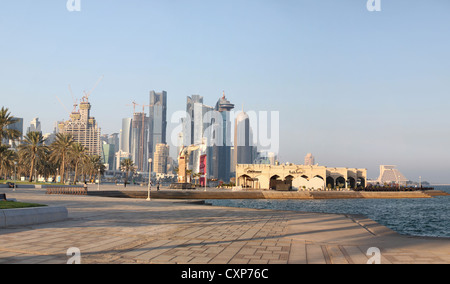 Une installation d'art moderne en Englisn et arabe sur la Corniche à Doha, Qatar, Banque D'Images