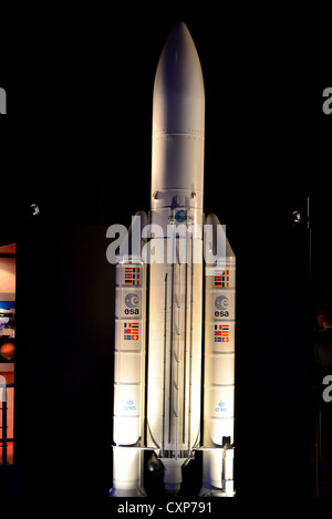 Un modèle de la fusée Ariane 5 à l'Espace Expo, Noordwijk, Pays-Bas. Banque D'Images