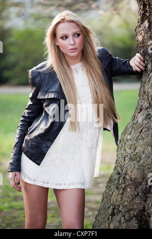 Femme avec de longs cheveux blonds en plein air Banque D'Images
