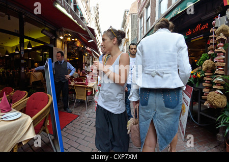 Bruxelles, Belgique. Restaurants dans la rue, près de la Grand Place Banque D'Images