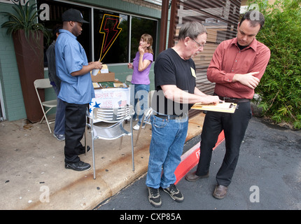 Registre d'état civil vote adjoint bénévole de nouveaux électeurs à table, à l'extérieur sandwich shop pendant le déjeuner peu avant l'élection dans Austin TX. Banque D'Images