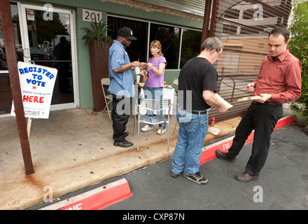 Registre d'état civil vote adjoint bénévole de nouveaux électeurs à table, à l'extérieur sandwich shop pendant le déjeuner peu avant l'élection dans Austin TX. Banque D'Images