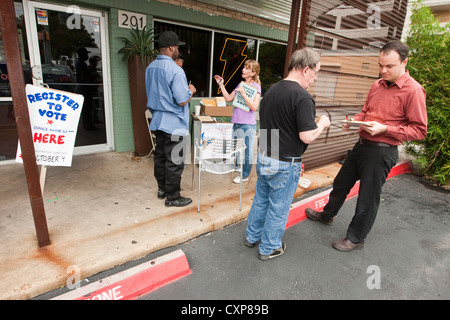 Registre d'état civil vote adjoint bénévole de nouveaux électeurs à table, à l'extérieur sandwich shop pendant le déjeuner peu avant l'élection dans Austin TX. Banque D'Images