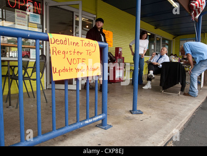 Registre d'état civil vote adjoint bénévole de nouveaux électeurs à table, à l'extérieur sandwich shop pendant le déjeuner peu avant l'élection dans Austin TX. Banque D'Images