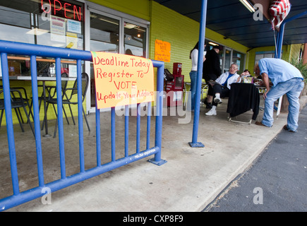 Registre d'état civil vote adjoint bénévole de nouveaux électeurs à table, à l'extérieur sandwich shop pendant le déjeuner peu avant l'élection dans Austin TX. Banque D'Images