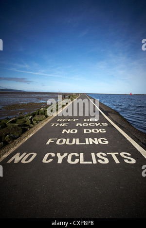 Avertissement peint sur sentier à West Kirby avec la rivière Dee à gauche et le lac marin sur la droite, Wirral UK Banque D'Images