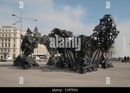 "Le bruit de la ligne matin sculpture par Matthew Ritchie en exposition à Schwarzenbergplatz, Vienne, Autriche. Banque D'Images