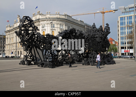 "Le bruit de la ligne matin sculpture par Matthew Ritchie en exposition à Schwarzenbergplatz, Vienne, Autriche. Banque D'Images