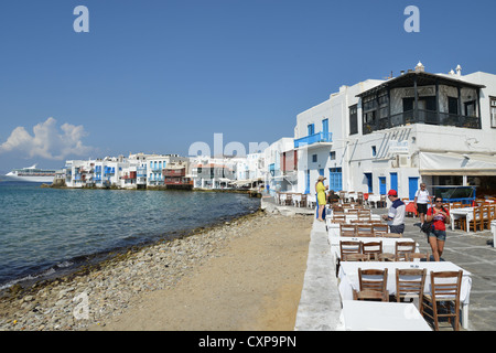 Vue sur le port avec ses tavernes au bord de l'eau, Chora, Mykonos, Cyclades, Mer Égée, Grèce Région Sud Banque D'Images