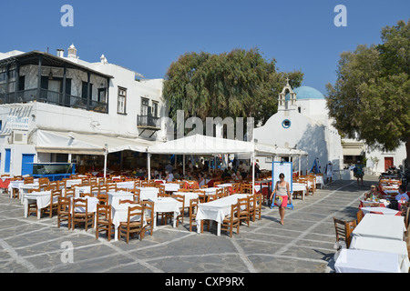 Taverne au bord de l'eau, Chora, Mykonos, Cyclades, Mer Égée, Grèce Région Sud Banque D'Images