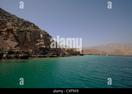 Terrain entoure une entrée tranquille pendant un dhow croisière de Khasab à Telegraph Island sur la péninsule de Musandam, Oman Banque D'Images