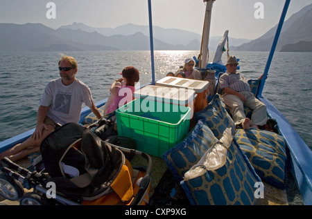 Les touristes se détendre pendant un dhow croisière de Khasab à Telegraph Island sur la péninsule de Musandam, Oman Banque D'Images