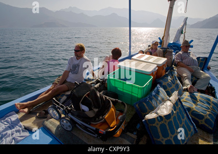 Les touristes se détendre pendant un dhow croisière de Khasab à Telegraph Island sur la péninsule de Musandam, Oman Banque D'Images