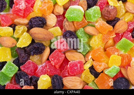 Les noix et les raisins secs mélangés avec des bonbons aux fruits multi-couleur de fond de toutes sortes Banque D'Images