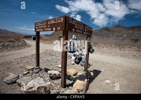 Jonction avec la bouilloire signe bouilloires pendaison, Death Valley National Park, California, United States of America Banque D'Images