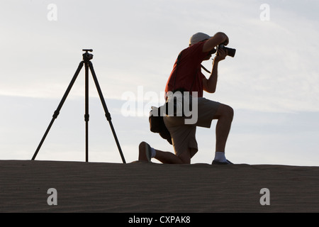 Silhouette homme adulte photographe avec trépied et appareil photo de dunes de Mesquite Dunes Death Valley National Park Californie Banque D'Images