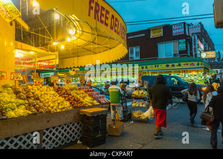 New York, NY, les gens du shopping sur les marchés de l'alimentation de rue, Chinatown, 'heepshead Bay', Avenue (U) du district de Brooklyn, Banque D'Images