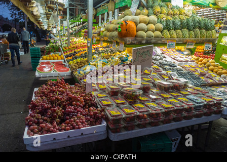 New York, NY, les gens du shopping sur les marchés de l'alimentation de rue, Chinatown, Sheepshead Bay Avenue, Brooklyn, U Banque D'Images