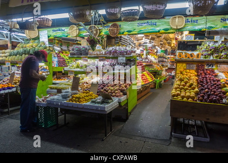 New York, NY, les gens du shopping sur les marchés de l'alimentation de rue, Chinatown, Sheepshead Bay Avenue, Brooklyn, U Banque D'Images