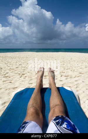 Deux pieds pour hommes détendre sur une plage à l'océan Banque D'Images