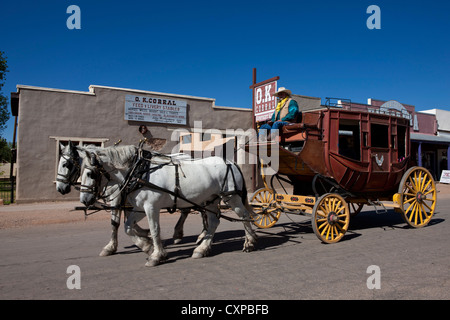 Cheval et buggy passer l'O.K. Corral, Allen Street, Tombstone, Arizona, États-Unis d'Amérique Banque D'Images