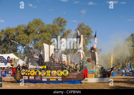 Bateaux au cours de la bataille finale de la 2010 Henley-on-Todd Regatta à Alice Springs, Australie Banque D'Images