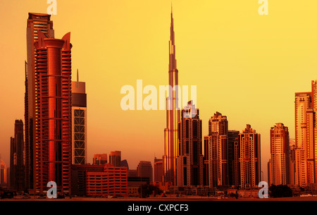 Photo du centre-ville de Dubaï sur le coucher du soleil, monument moderne, luxe, bâtiment Burj Khalifa en soir Banque D'Images