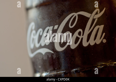 Un gros plan d'une nouvelle bouteille de coke avec le logo Coca Cola. Banque D'Images