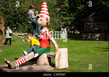 Les enfants de grimper sur une sculpture de Pinocchio dans le parc de sculptures de Moscou, Russie. Banque D'Images