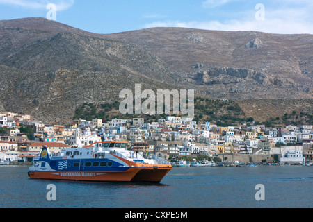 Ferry inter-îles arrivant à Pothia, Kalymnos, l'île Grecque, Dodécanèse, Grèce Banque D'Images