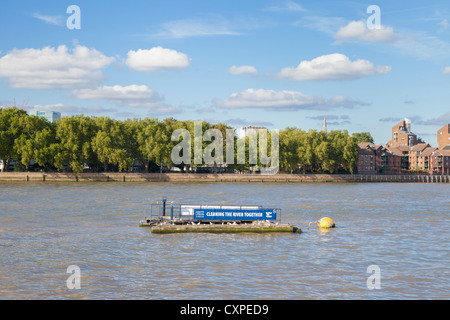 Un piège à litière sur la Tamise, Londres, UK Banque D'Images