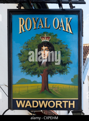 Signe de la Royal Oak pub à Pewsey, après le roi Charles II qui s'est caché dans un chêne pour échapper aux têtes rondes pendant la Guerre Civile Banque D'Images