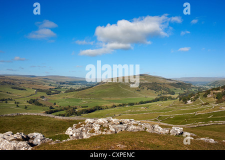 À la recherche vers l'ancienne cote Moor avec Littondale à gauche et Wharfedale à droite. Vue de Conistone Pie. Yorkshire Dales Banque D'Images