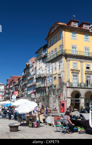 Jour de marché dans le quartier de Ribeira, Site du patrimoine mondial de l'UNESCO, Porto (Porto), Portugal Banque D'Images