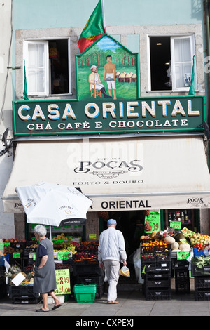 Casa Oriental, un magasin traditionnel dans le centre historique de Porto, Portugal (Site du patrimoine mondial de l'UNESCO). Banque D'Images