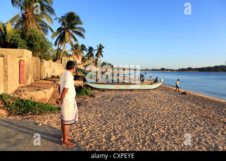 Tôt le matin à Dutch Bay Beach à Trincomalee, Sri Lanka. Banque D'Images