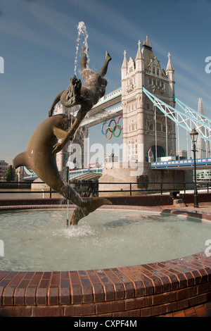 Avec un dauphin 'Girl' créé par l'artiste David Wynne en 1973 sur la rive nord de la Tamise près de Tower Bridge. Banque D'Images