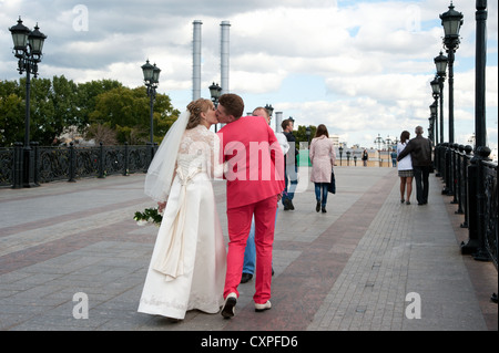 Une séance photo de couple mariée sur un pont sur la rivière Moskva, Moscou, Russie. Banque D'Images