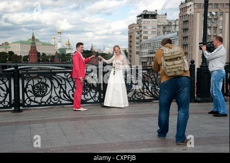 Une séance photo de couple mariée sur un pont sur la rivière Moskva, Moscou, Russie. Banque D'Images