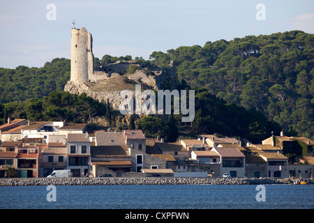 Le village de Gruissan vu du point de vue de la Tour Barberousse (Aude - France). Le village de Gruissan (Aude). Banque D'Images