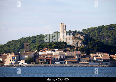 Le village de Gruissan vu du point de vue de la Tour Barberousse (Aude - France). Le village de Gruissan (Aude). Banque D'Images