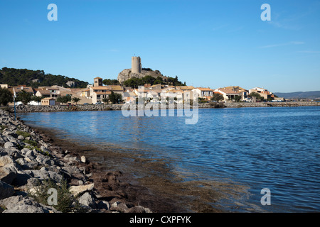 Le village de Gruissan vu du point de vue de la Tour Barberousse (Aude - France). Le village de Gruissan (Aude). Banque D'Images